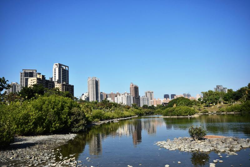 中都重劃區坐擁綠意水景優質環境，建商卻紛紛採取長期養地策略，區域推案量體遠低於建商購地存量，反而有利房價獲得支撐。