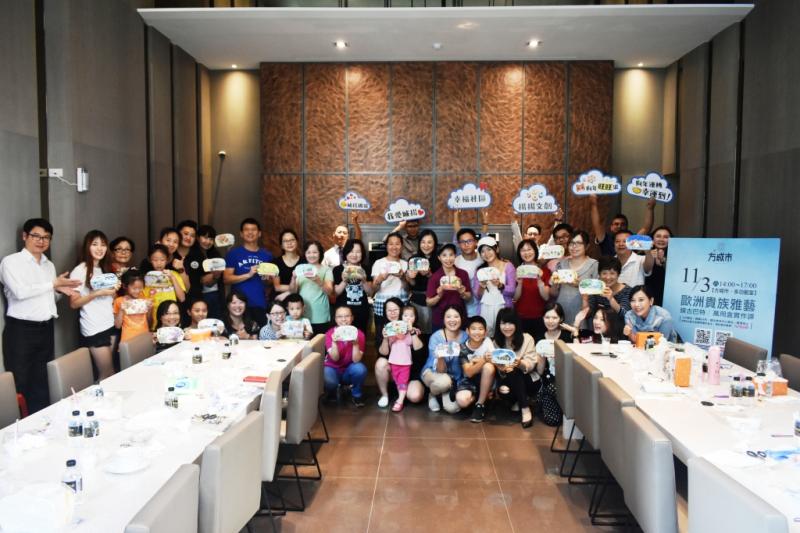 城揚建設集團在文山特區推出的「方城市」高質感大樓案，本週末下午推出蝶古巴特萬用盒實作課，將圖樣色彩運用於日常生活用品裡，吸引多位住戶熱情參加。（圖：業者提供）
