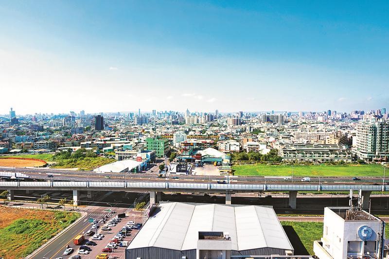 台中新科市長盧秀燕主打「台中富市3」口號，著重「前店、後廠與自由港」。