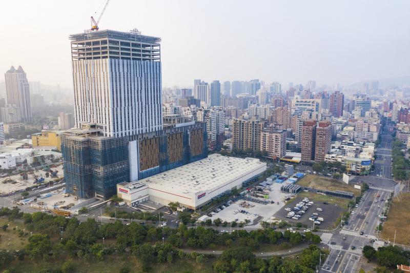 這次標售高雄市大順一路的特商土地，坐落於目前發展最快速、最具潛力的商圈，未來將有4大百貨商場進駐，可望成為南台灣最具規模的百貨商圈。(業者提供)