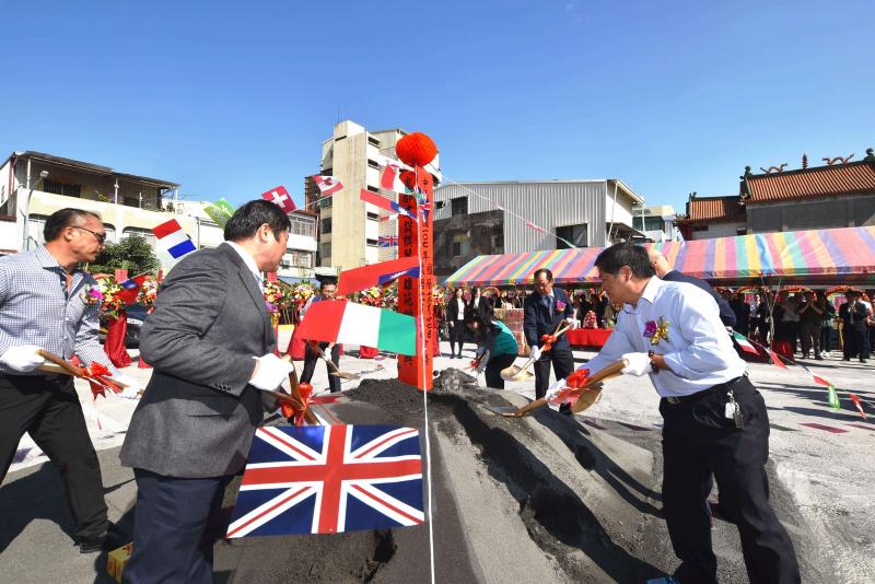 崑庭建設今早吉時將鄰近愛河畔市中一路旁「文雄苑」景觀大樓案基地，進行動土祈福儀式，預計明年329檔期預售推出，規劃90戶39~47坪的3~4房產品。