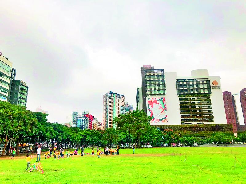 草悟道、美術園道、勤美綠園道、經國園道串起綿延數公里長的綠帶。