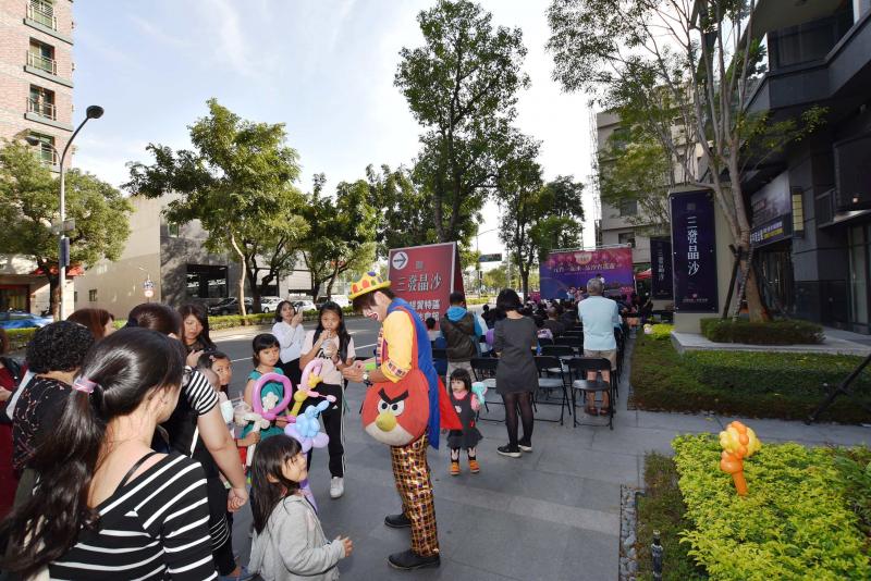 「三發晶沙」景觀大樓新成屋案，舉辦慶元宵猜燈謎抽紅包園遊會，延請創意餐車、畫燈籠、魔術表演、變臉藝術表演與小丑氣球秀，現場上百人參與猜燈謎抽紅包活動。