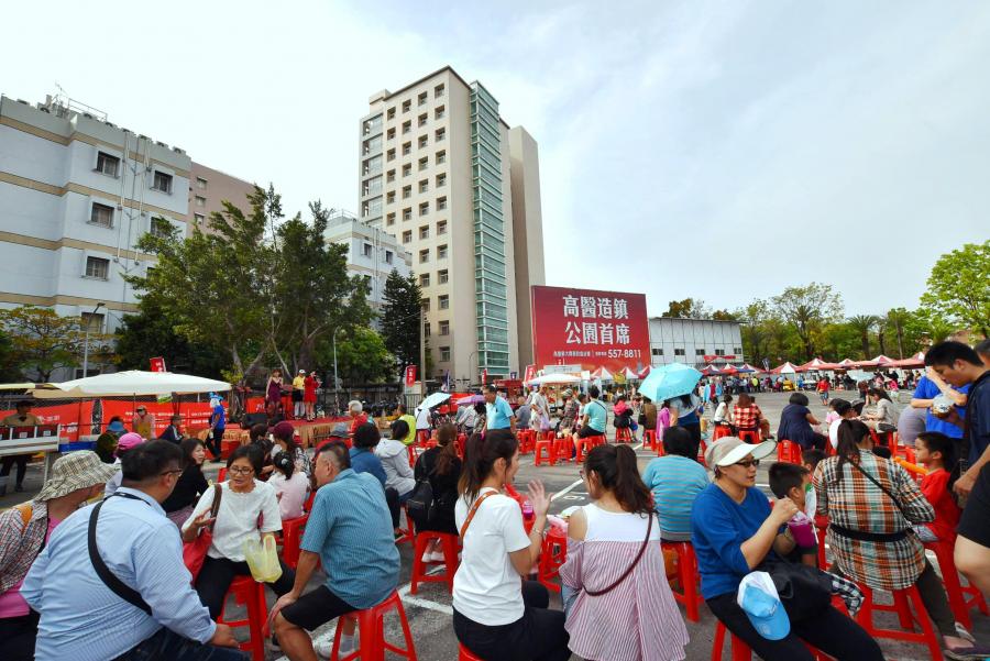 郡都建設集團在高市同盟一路旁「郡都當代」公園景觀宅基地現場，週末下午舉辦大型親子園遊會，安排特色餐車與胖卡美食，且設置大型充氣城堡、旋轉木馬等，吸引上千位民眾扶老攜幼前來同歡。