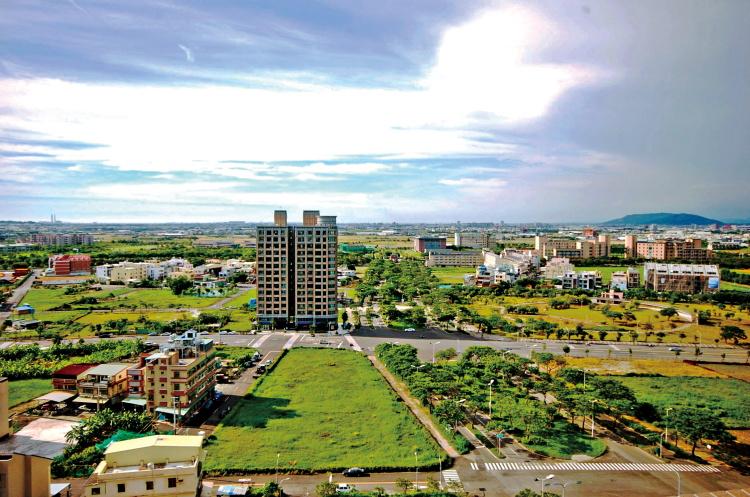 高雄大學城連結橋頭新市鎮，坐擁綠景優質賞景條件，商圈蓬勃成長，區域房市前景看俏。