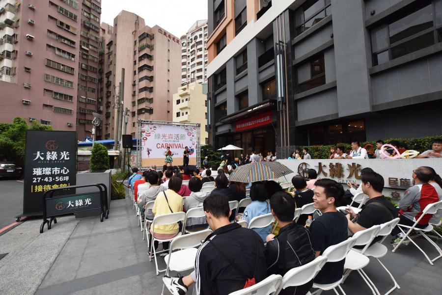 城揚建設在三民區十全滯洪公園旁新完工的「大綠光」景觀大樓案，週末下午特別舉辦『綠光森活節』活動，邀請已購客與親友回娘家同樂，還有Gogoro機車、液晶電視、微波爐等10項小家電免費抽獎，現場人氣爆滿。