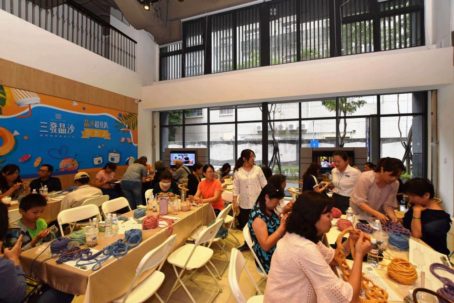 三發地產光華路家樂福賣場旁的「三發晶沙」景觀大樓新成屋案，週末下午也針對已購客戶舉辦手工藝教學，由專業老師指導參加貴賓們，手工打手鉤編織包，讓媽媽們備感溫馨。