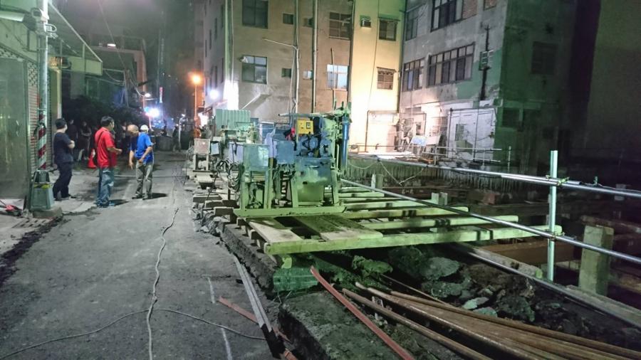 三民區建國三路某工地發生連續壁破損滲水、漏砂，影響路基塌陷與鄰損公安事件，工務局立即勒令停工與進行24小時補救監控作業，避免塌陷擴大。（圖：高市府工務局提供）