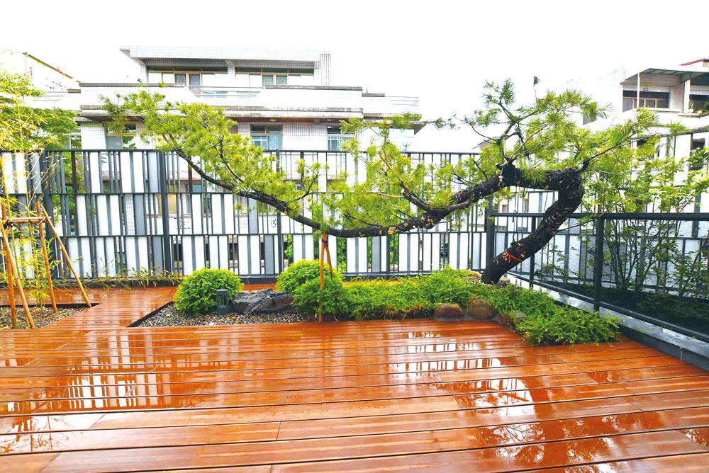 客廳前方安排賞景露台，特別植栽綠美化，營造優質賞景氛圍。