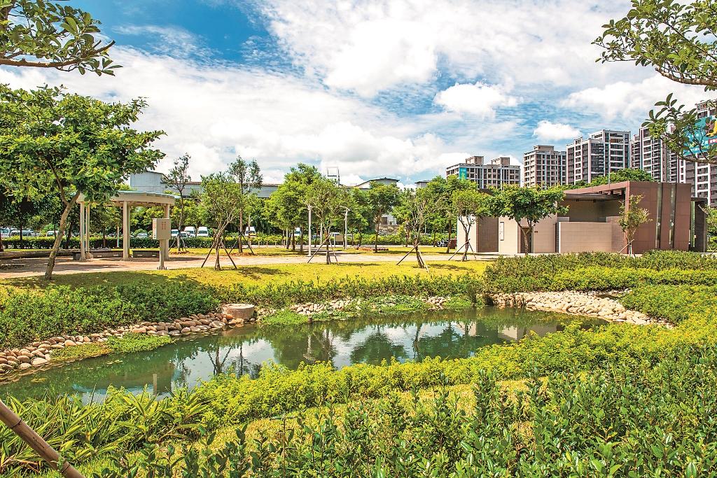 「京澄軒朗」鄰近中路特區雙公園綠地，圖為水秀公園。(業者提供)