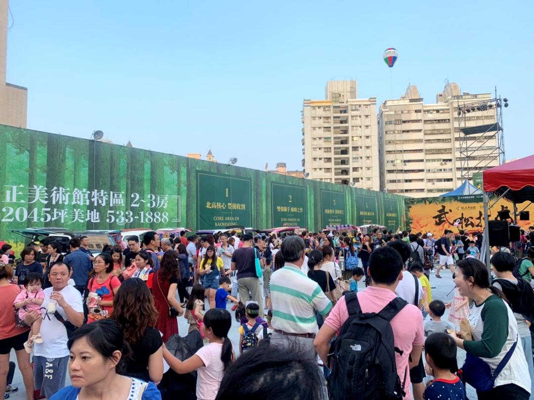 下午人潮持續進場擠滿會場，業者安排特色餐車、泡泡秀、充氣城堡都擠滿大量排隊人潮。（圖：業者提供）