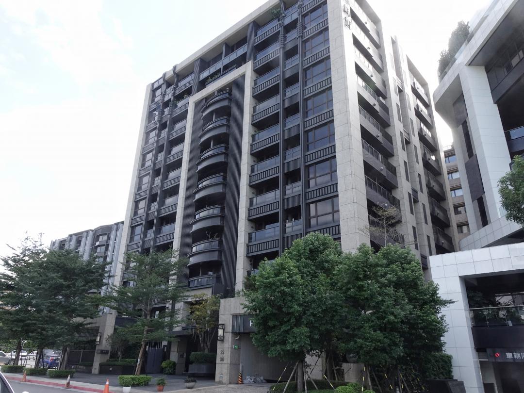 韓國瑜內湖工業宅「新潤峰哲」外觀 。（記者張嘉明攝）