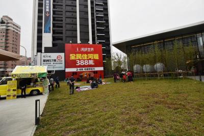 高雄建案特色活動迎新年  喜氣摸獎草地音樂會真歡樂