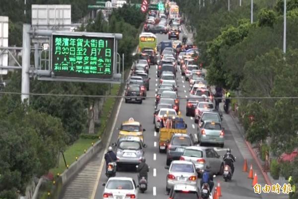 內湖科學園區通勤人潮眾多，每逢上下班交通大打結，新捷運路線可望紓解！(資料照)