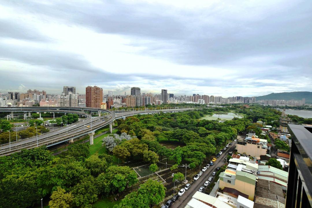 綠園道左營段計畫，崇德路至左營站間園道為鐵路地下化的起點，定位為永續自然生態區，串聯東側原生植物園、西側洲仔溼地與蓮池潭、北側之半屏山與西南側之龜山等綠色自然棲地，營造優質綠景空間。