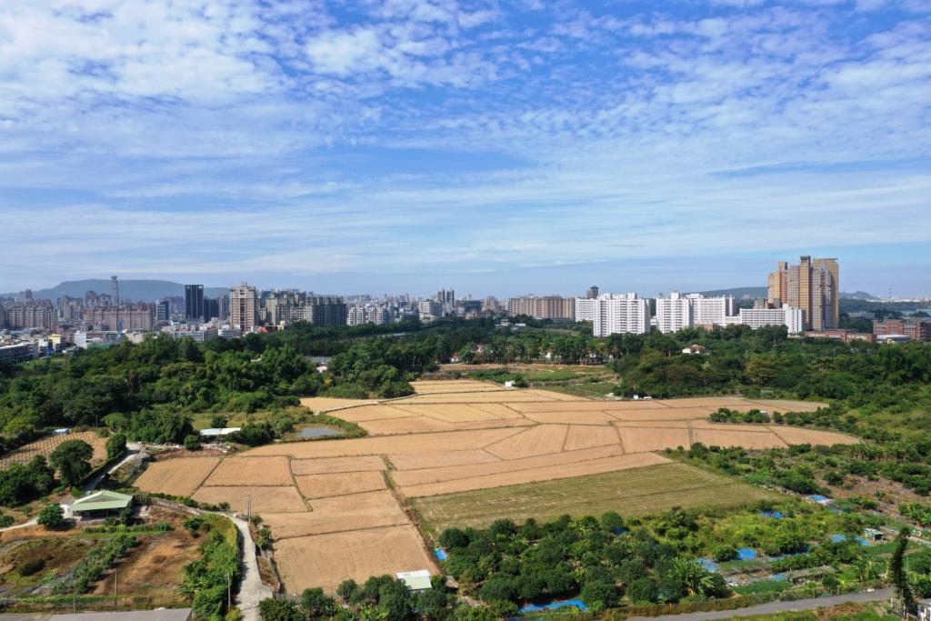 歐美建設「牛潮埔案」位於鳳山鳳松路阿婆麵店旁，亦為面對園藝試驗所第一排，預計規劃20幾坪~40幾坪，2~3房兩棟約167戶景觀宅。（圖：業者提供）