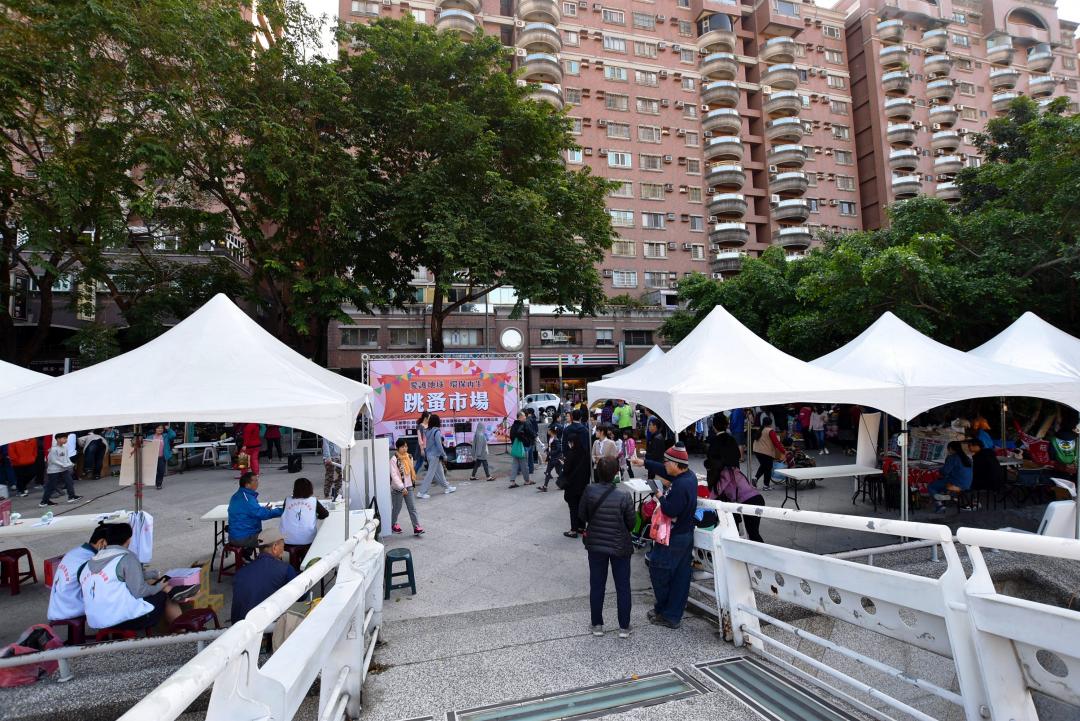 週日一大早，河堤社區發展協會即在河堤公園步道，從裕誠路以北至河堤北橋路段，舉辦年終跳蚤市場，吸引上百攤位前來報名設攤。