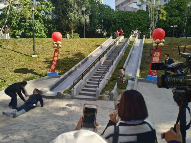 台南市府積極打造特色公園，在永康區開闢祥合公園並設置共融式遊戲場，讓市民朋友不分年齡都可以享受溜滑梯的樂趣，並配合現地景貌規劃為山水景緻公園，2月初已正式啟用。（圖：台南市府工務局提供）