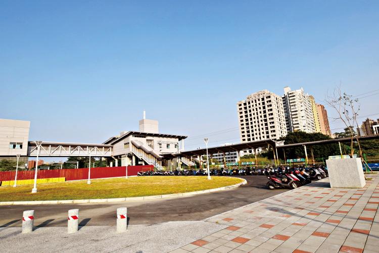 鐵路地下化後，左營車站、內惟站區連結大美術館園區、左營南門圓環與內惟，吸引購屋買氣集中，加上新莊一路即將打通串連翠華路，區域房價將出現補漲效應。