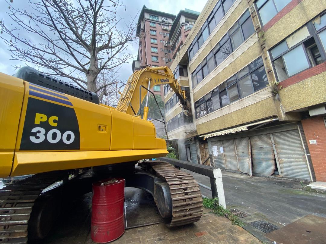 北投大度路三段海砂屋案遭北市府列管4年多，5日進行強拆。(圖/記者張瀞勻攝)