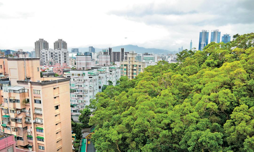 內湖區的文湖街21巷，因位處山坡，部分住宅高樓層可看見福地宅。