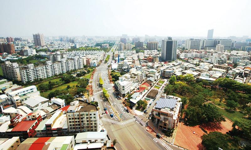 台南成大特區坐擁成熟商圈與綠地，提供住戶充裕休閒賞景機能，帶動區域房市迅速成長。