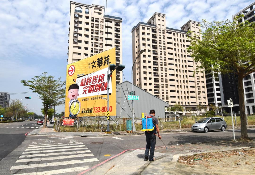 鳳山華鳳特區，從春節開始，即有社區熱心居民感悟，必須提前佈署做好社區防疫，主動在社區內進行消毒，提高防疫效果。