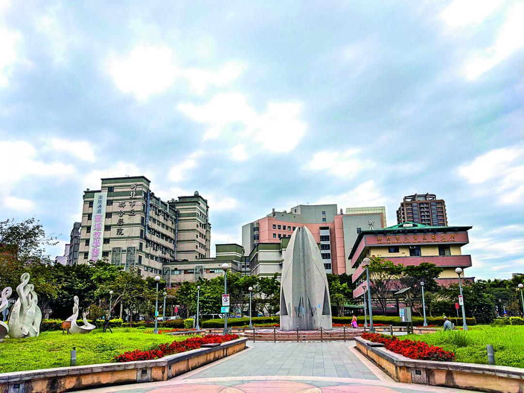 捷運菜寮站旁規劃公園綠地，擁有豐富綠意。