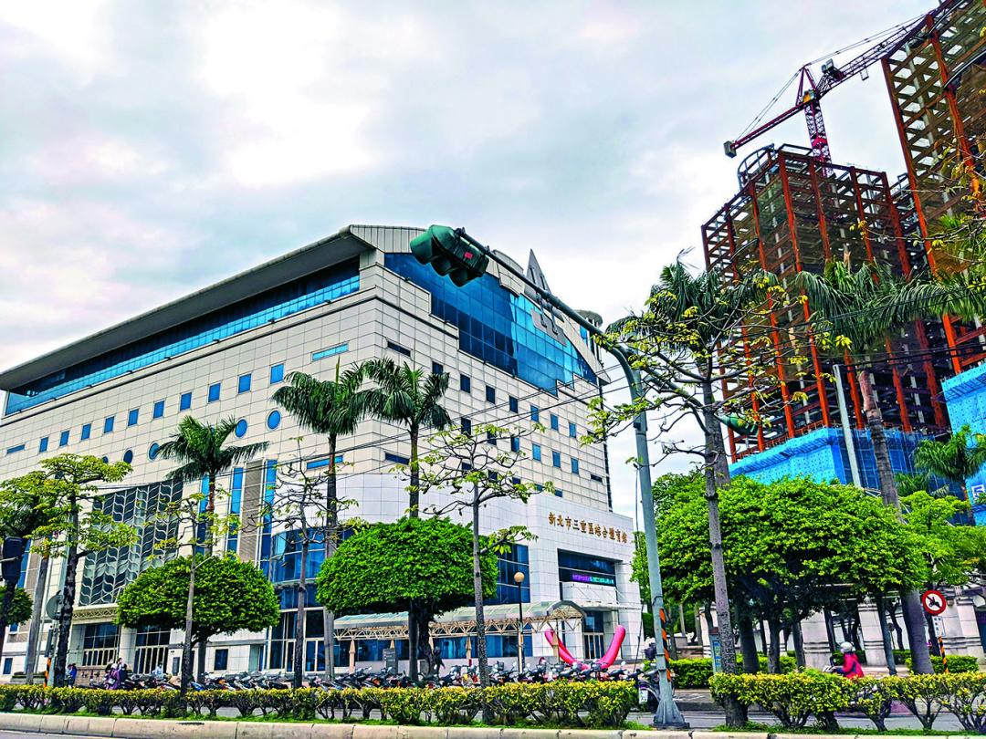 捷運站旁緊鄰三重綜合體育館，規劃多元運動設施。