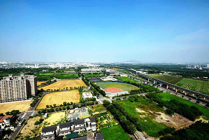 高雄都會公園生活圈，坐擁綠地優質環境且交通便利，成為高質感景觀輕豪宅大樓推案新重鎮。