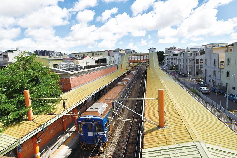 基地旁設有大橋車站，提高通勤便利性。