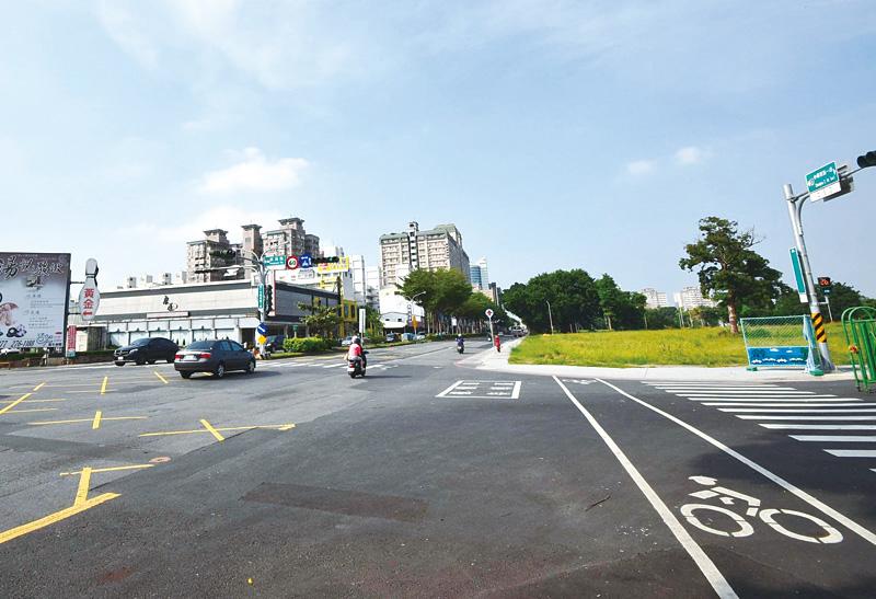 台南捷運系統預定在平實公園中華東路旁，設置平實營區轉運站區，可望大幅提高區域交通便利性。