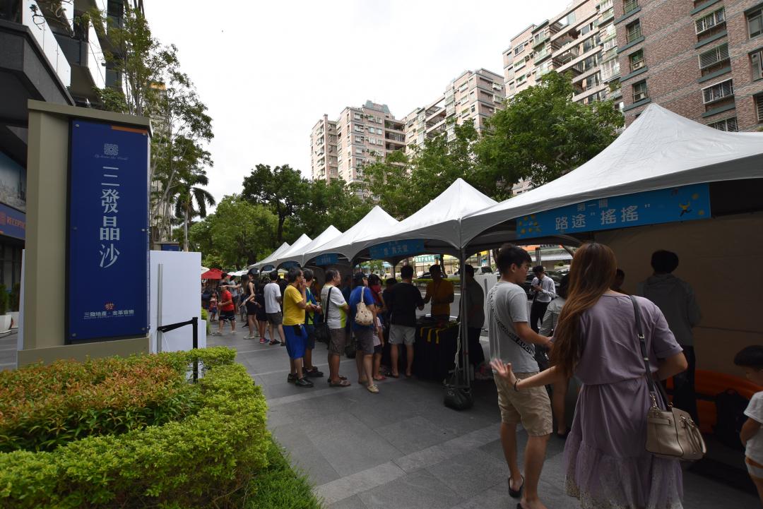 三發地產在南高雄205經貿特區生活圈的「三發晶沙」飯店音樂宅，也從週末下午精心籌劃特別活動─晶沙玩很大，現場備有美食餐車市集、古早味童玩、樂趣挑戰比賽、樂團演唱等，讓住戶與看屋客戶玩得相當盡興。