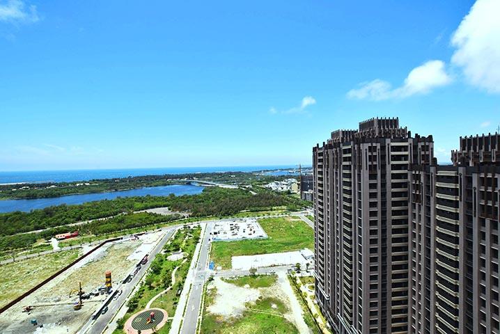 台南市政港灣特區坐擁台南市政中心商圈，區域內闢建多座大型公園，讓該生活圈的交通更順暢便利，高收入人口持續進駐，支撐區域房市蓬勃成長。