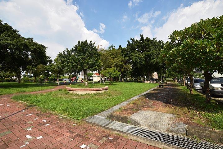 社區緊鄰千坪甲圍公園，成為居民休閒養生好去處。