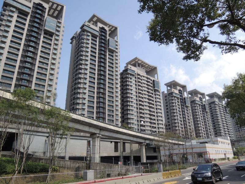 新店環境清幽，重大建設陸續到位，磁吸不少北市輕移民，其中小碧潭共構宅「美河市」排名點閱第1名。