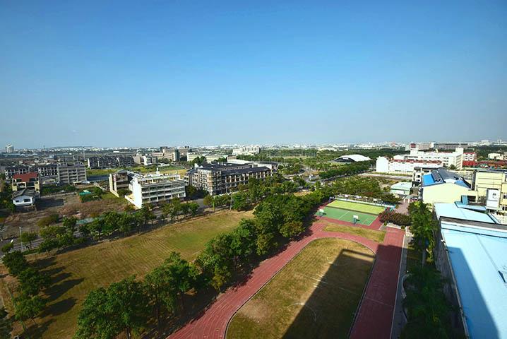 高雄大學生活圈的生活機能充裕便利，坐擁高雄大學城商圈，具備消費與休閒機能充裕優勢，成為高質感透天別墅推案新重鎮。