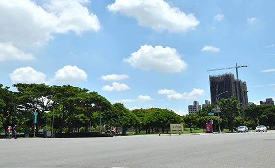 藍田公園寬闊綠地且景觀優美，絕佳的綠意環境，提高居民休閒賞景品質。