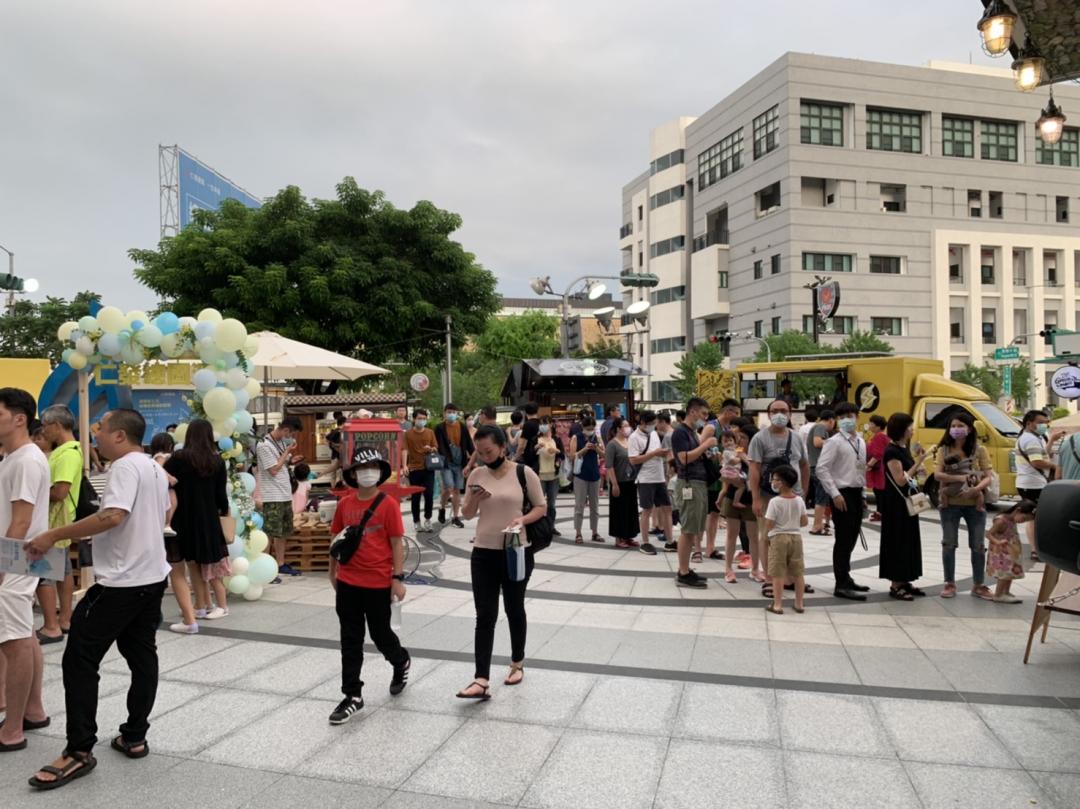 活動內容包括仲夏Fun戶外電影院、早鳥VIP躺椅座位、大螢幕Switch瑪莉歐派對體驗、全台文青美食餐車及知名大型餐車大集合、國內外樂團精彩Live演出、街頭藝人互動表演、貴賓感恩抽獎。（圖：業者提供）
