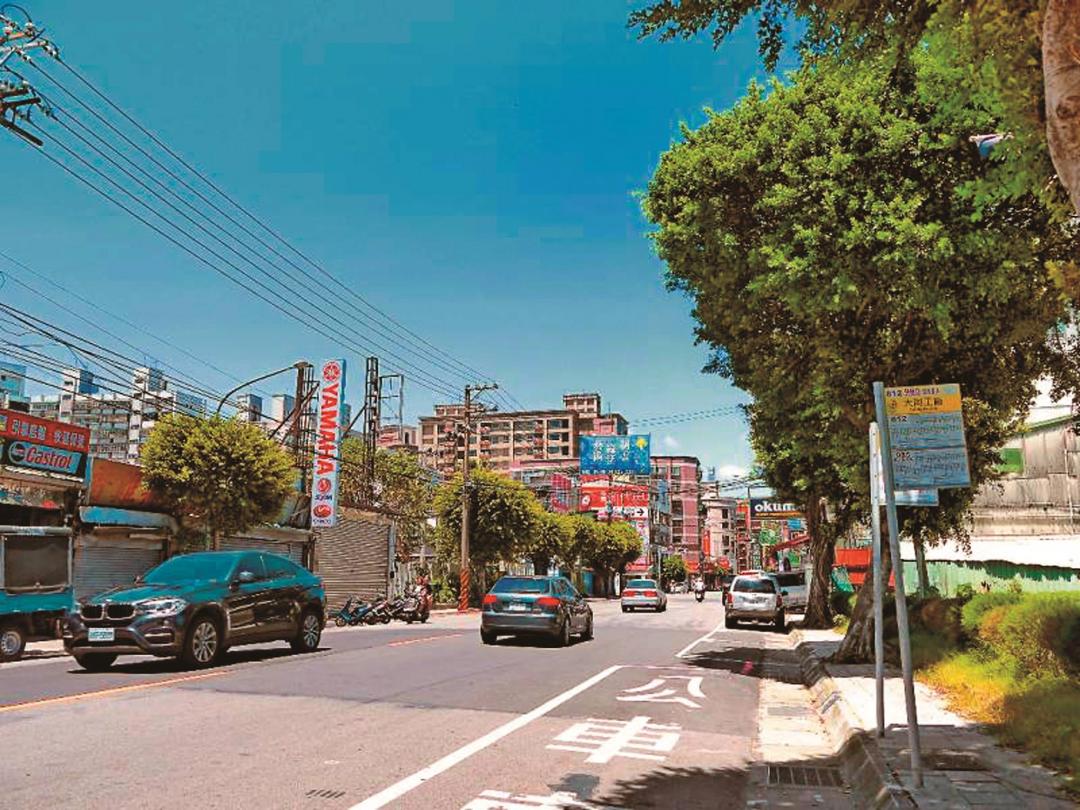 中央路上公車路線眾多，交通便利。