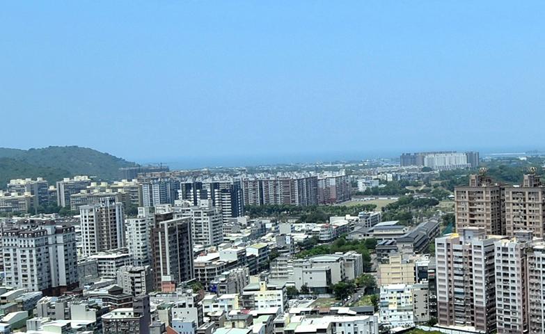 南部營區與眷改區陸續釋出大筆精華基地，吸引大型建商紛紛搶進推案。