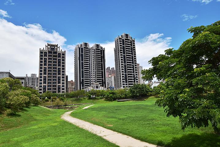 城揚建設在高市三民區陽明國中學區的文安南街旁，位於文山特區寶業滯洪公園首排基地，新完工推出「御廳苑」景觀大樓案，外觀凸顯Art Deco建築特色，展現地標建築不凡氣質。
