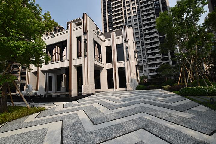 社區特別規劃坪數達285坪的專屬休閒會館，建築退縮設且安排禮賓車道，讓住戶進出家門備感尊榮禮遇。