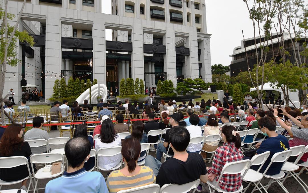 芳崗建設20週年紀念，特別於24日週六下午，在仁武「芳崗澄品」大樓前庭，舉辦感恩音樂會暨攝影比賽頒獎典禮，特別邀請知名民歌手施孝榮、潘越雲、金智娟、李麗芬等卡司演唱，再現膾炙人口民歌時代風華，施孝榮更開心與現場貴賓互動樂開懷。