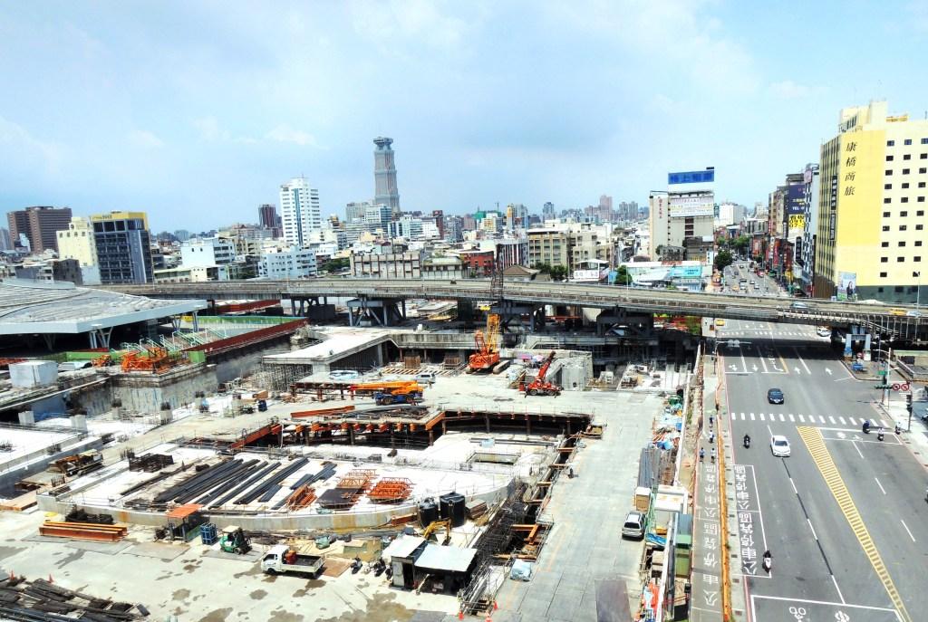 三地集團旗下高雄客運將投資高雄車站前都市更新案，約1250坪商四基地位在建國二路以北、車站廣場東側之客運站街廓，將以都市更新方式辦理開發，將為新高雄火車站帶來全新風貌。