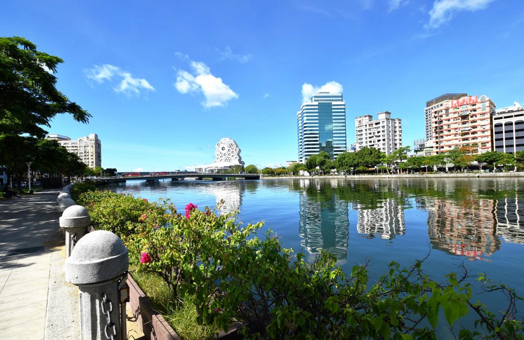 愛河下游段整治有成，優美水岸綠帶景觀，帶動河景大樓房價維持高檔。