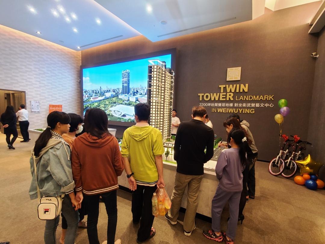 「京城舞極」29層地標型景觀大樓預售案，基地達2280坪，鄰近14.2萬坪衛武營都會公園，規劃29層雙塔地標型大樓，三面採光且大棟距，坐擁廣達180度的壯闊景觀。（圖：業者提供）