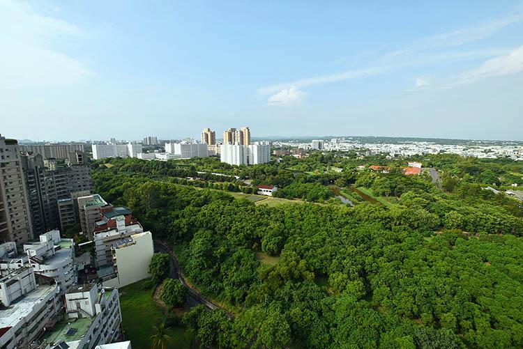 高市鳳山文德國小生活圈，坐擁綠地環境、成熟商圈與便利交通，刺激首購族持續進場，帶動輕豪宅大樓市場蓬勃成長。