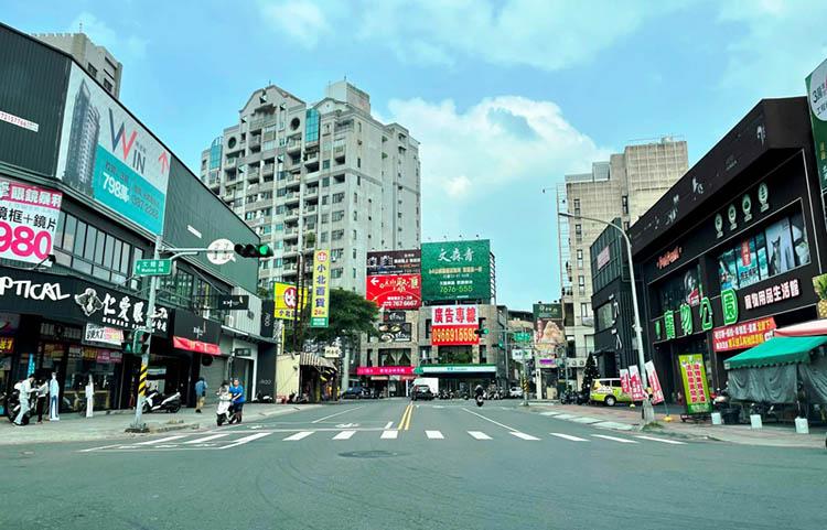 高市文山特區，緊鄰正修科大與高雄長庚醫院，大量高消費人口，刺激商圈蓬勃成長，讓生活機能更便利。