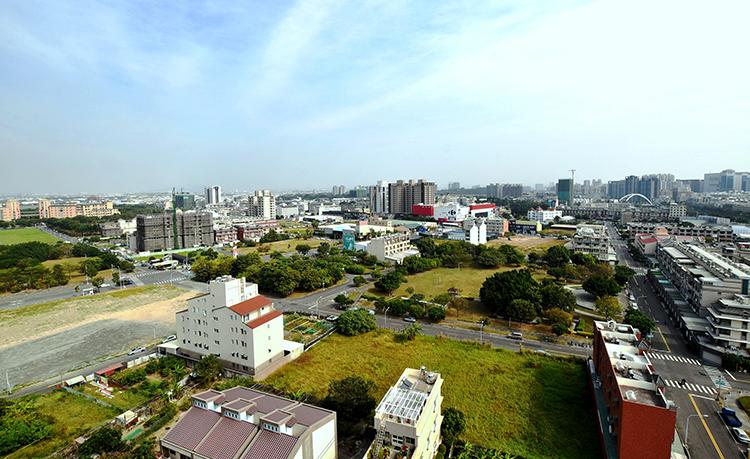 高雄大學特區的環境單純寧靜，成為居民休閒養生好去處。